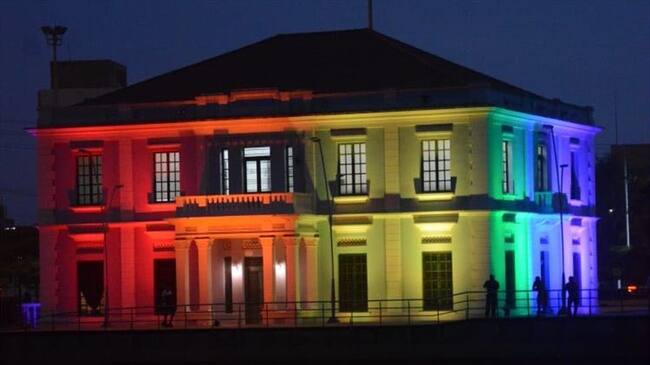 Con iluminación multicolor, Alcaldía de Barranquilla llama al respeto por la diversidad. Foto: Alcaldía de Barranquilla