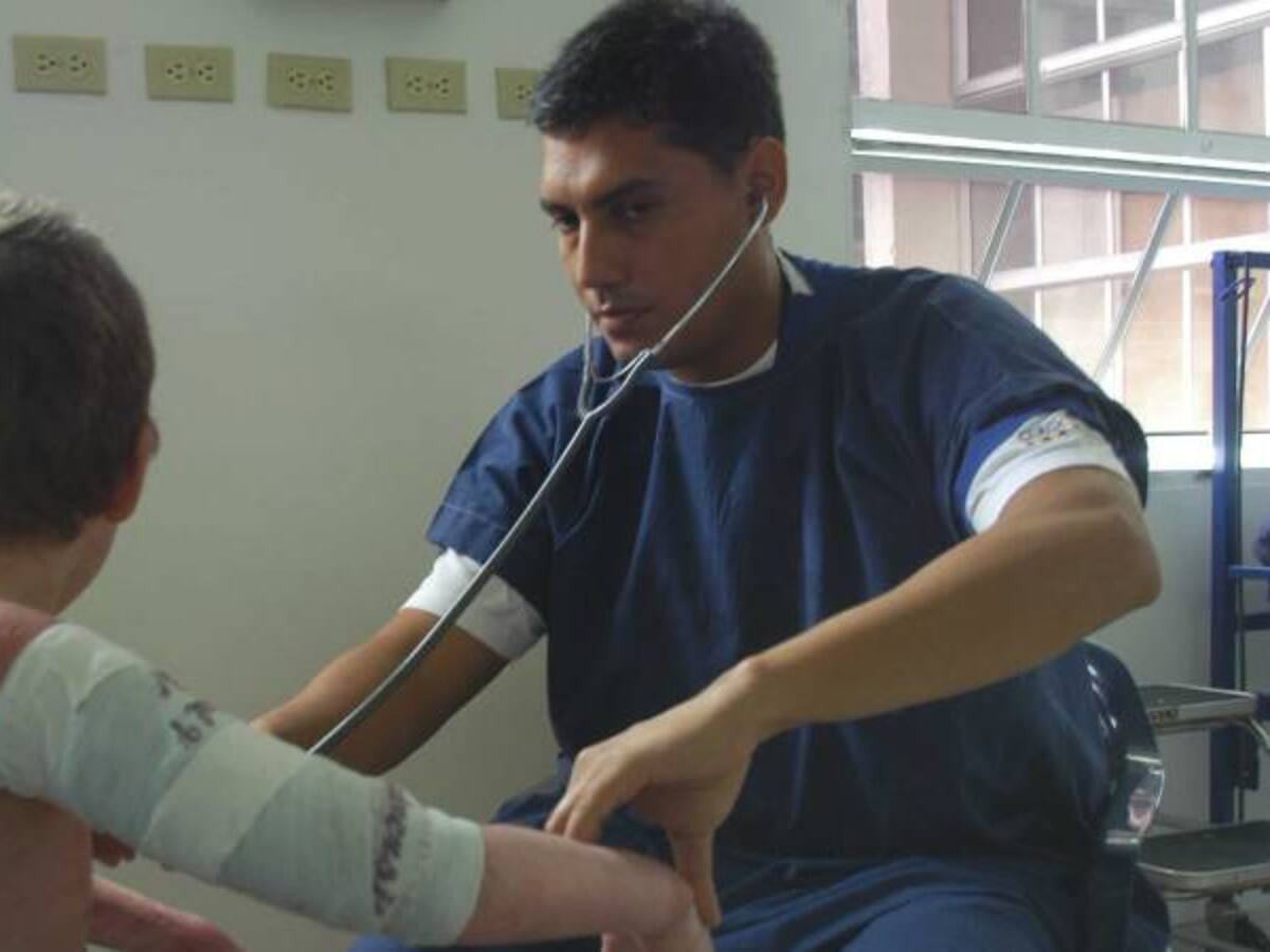 En temporada de fiestas y vacaciones, el número de afectados por pólvora bajó en un 29,1%