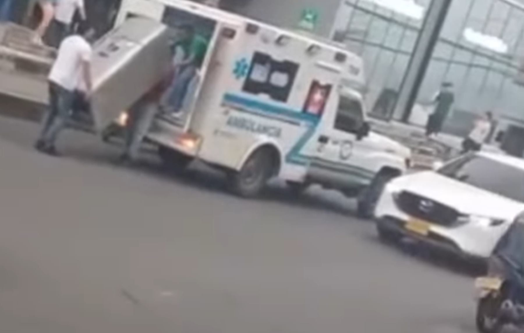 Traslado de una nevera en una ambulancia en Ibagué