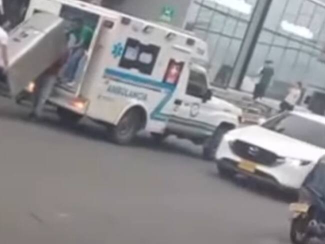 Traslado de una nevera en una ambulancia en Ibagué