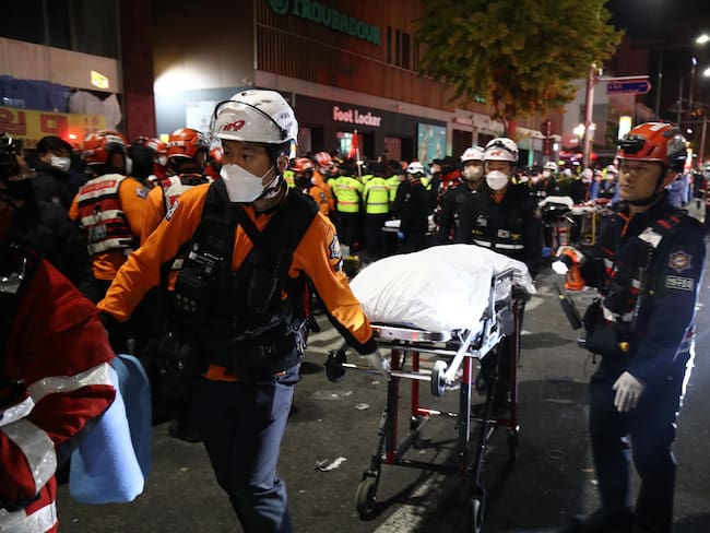 Corea del Sur declara luto e investiga avalancha humana