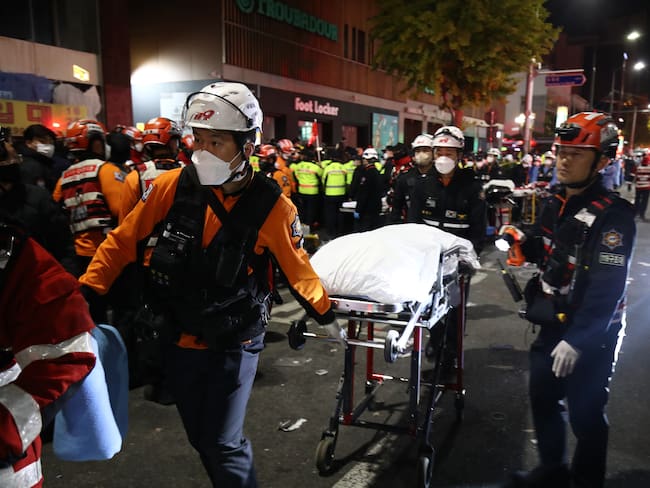 Corea del Sur declara luto e investiga avalancha humana