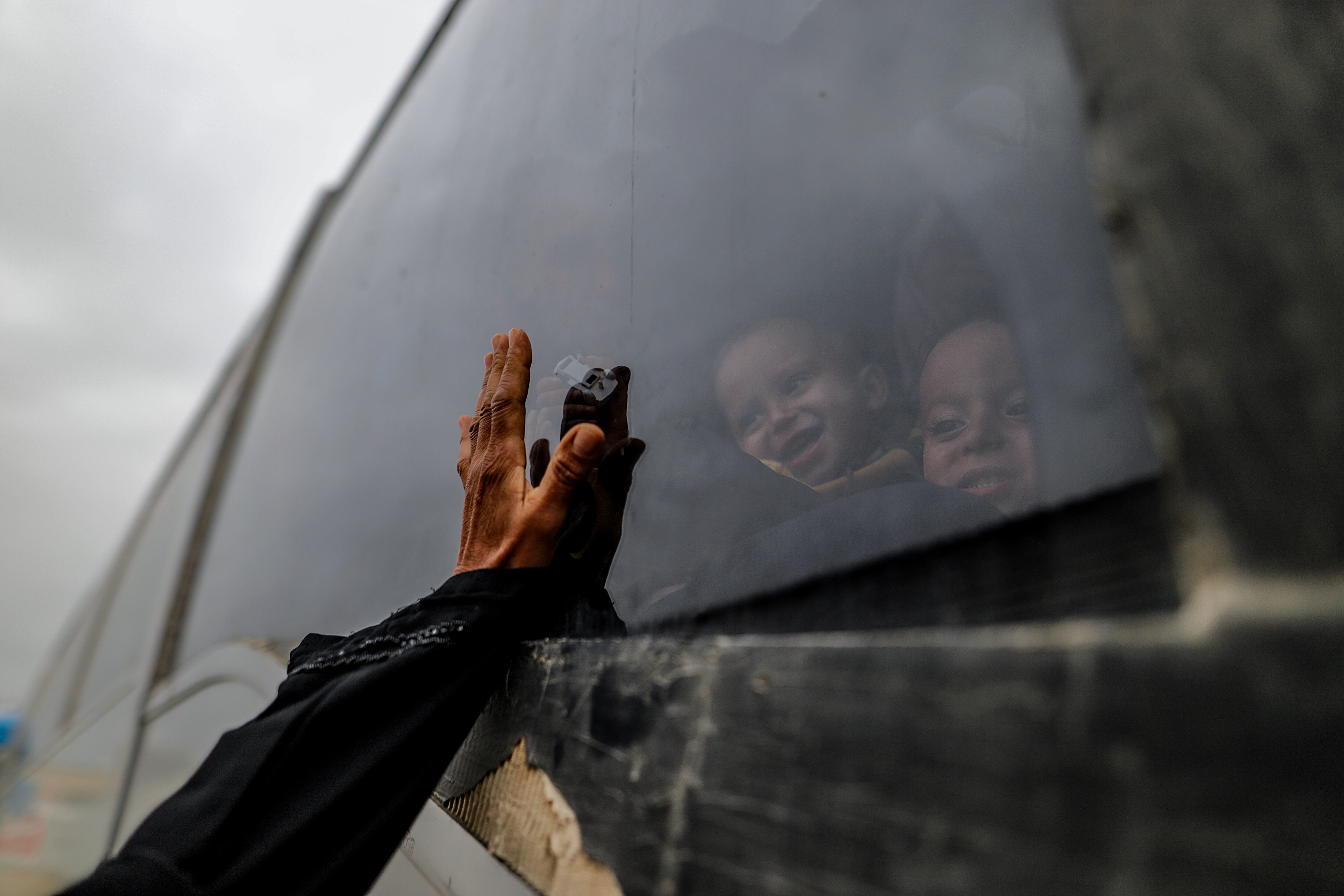 FOTODELDÍA Khan Yunis (aGza), 05/02/2025. - Palestinos heridos y enfermos se preparan para abandonar la Franja de Gaza y cruzar el cruce de Rafah para recibir tratamiento médico en el extranjero en Khan Yunis, sur de la Franja de Gaza,este miércoiles.-EFE/ Mohammed Saber