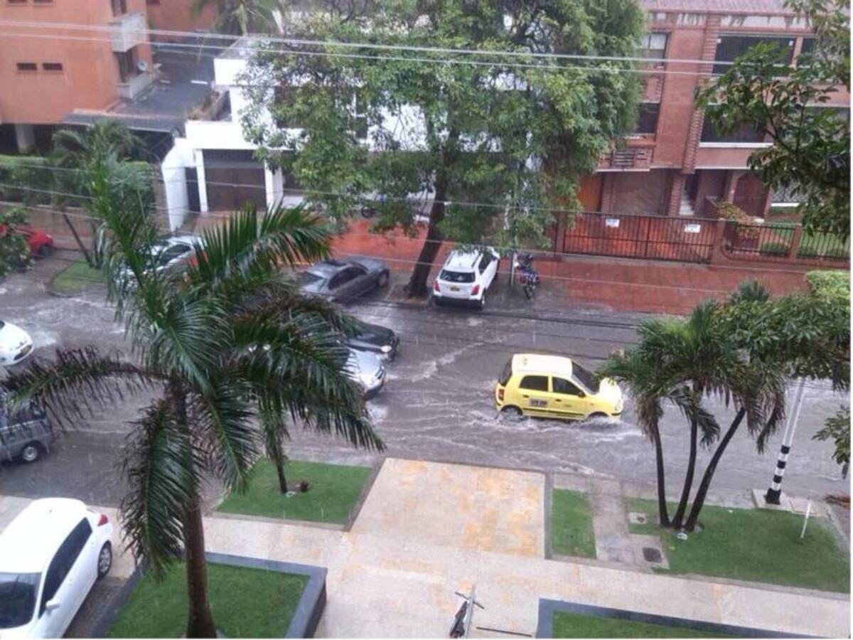 Varios vehículos quedaron atrapados en arroyos en el centro de Barranquilla