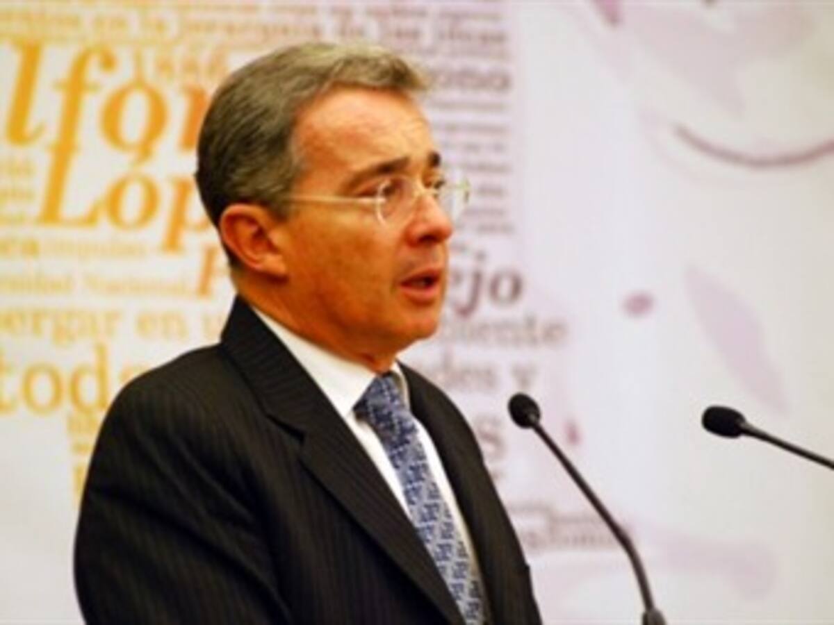 Uribe quedó con ganas de venir a Colombia y fundar una universidad
