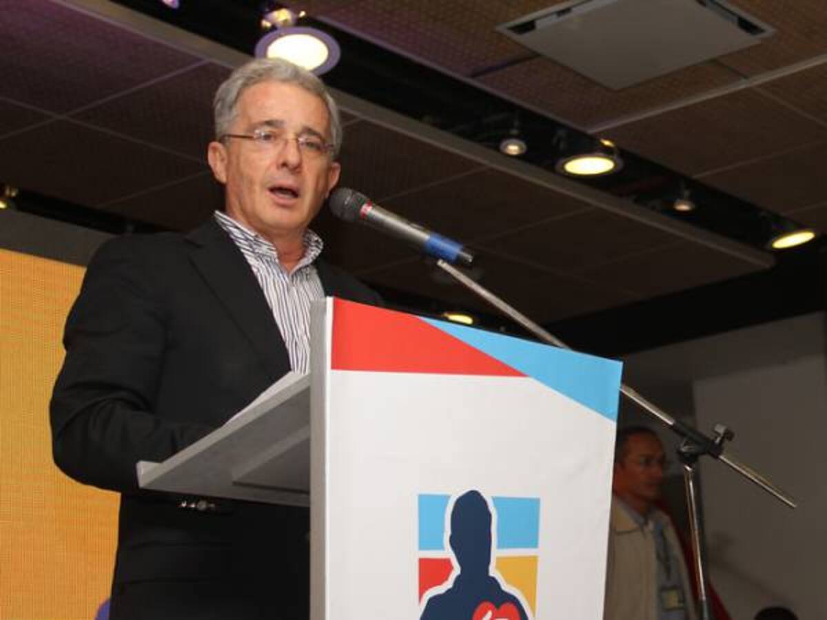 Sería inútil diálogo con el Gobierno: Uribe