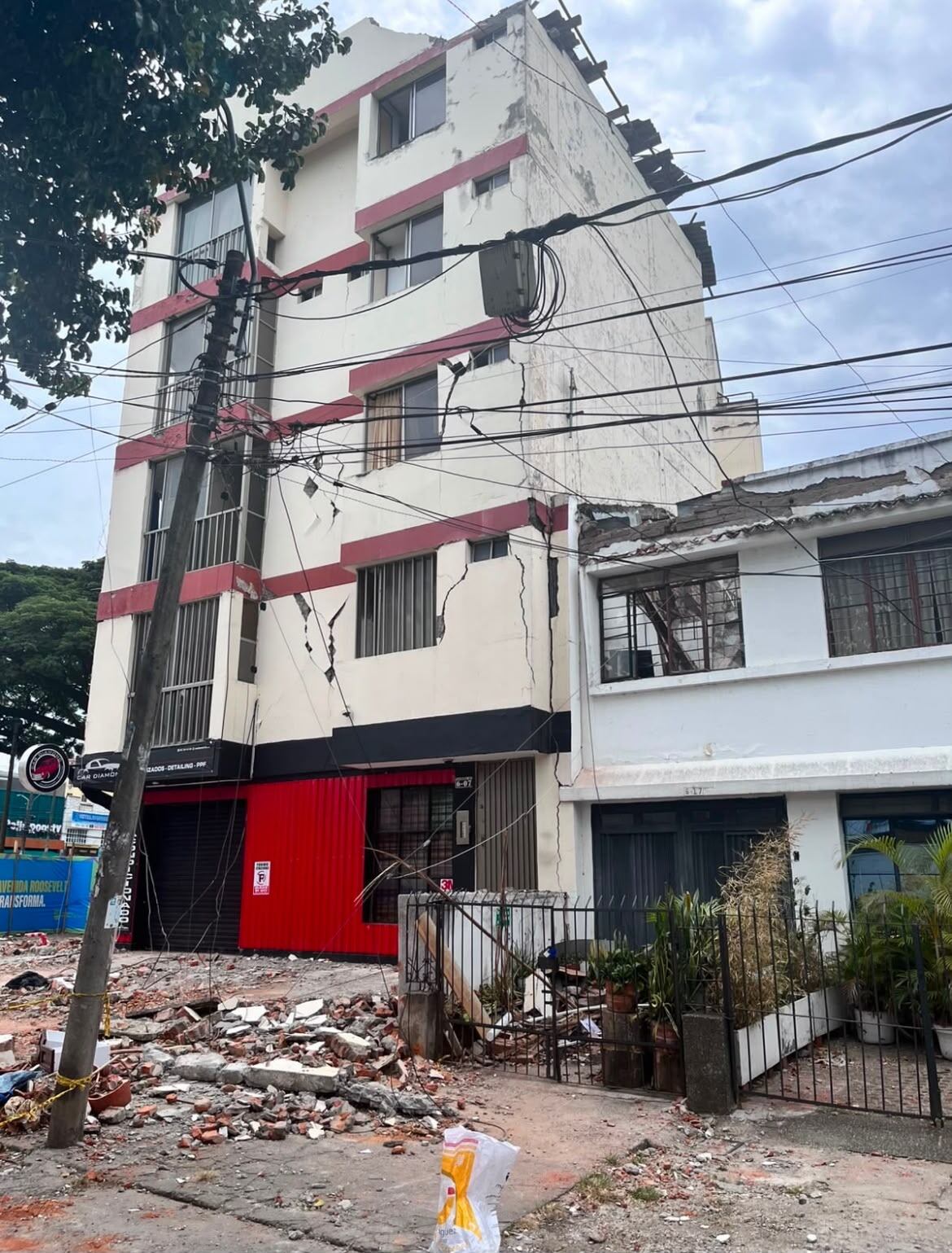 Parte de la estructura de un edificio vecino cayó sobre la vivienda y provocó graves daños.