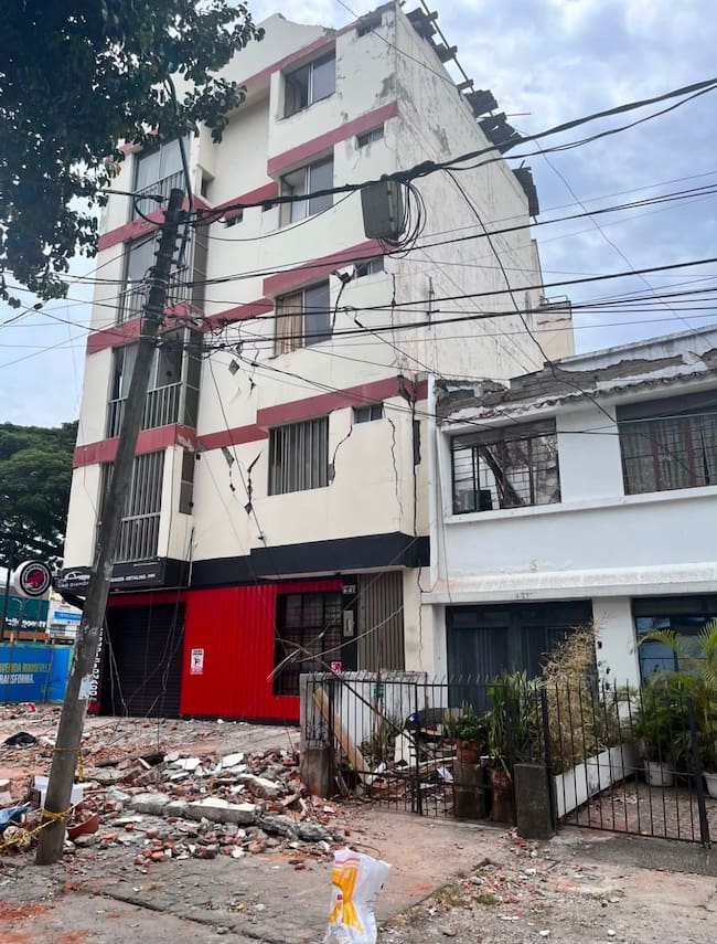 Parte de la estructura de un edificio vecino cayó sobre la vivienda y provocó graves daños.