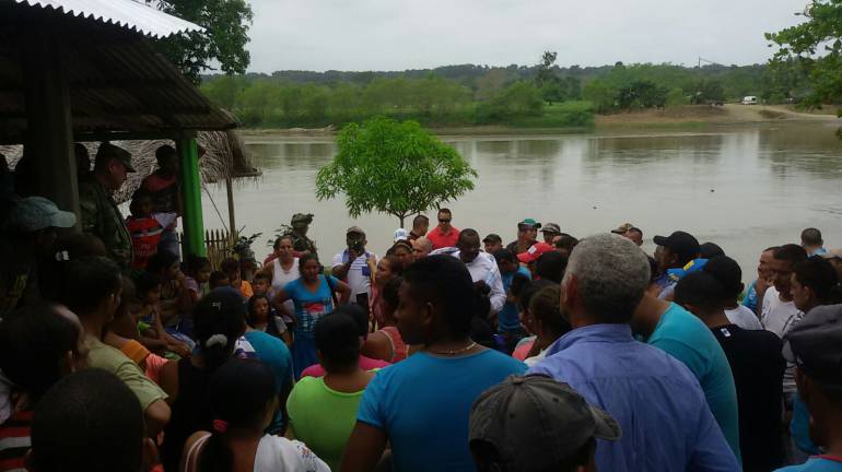 Momentos en los que el Ejército habla con campesinos de Piamonte. 