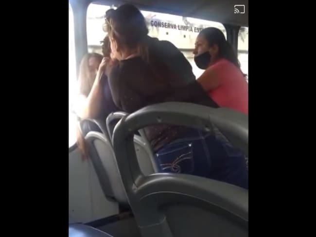 Fuerte riña: mujer encontró a su pareja con amante en bus intermunicipal
