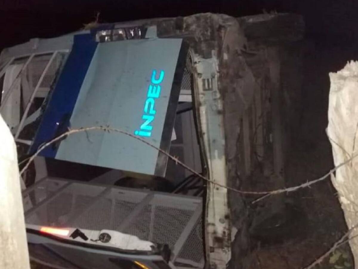 Accidente de un carro del Inpec deja dos heridos en la vía al Mar