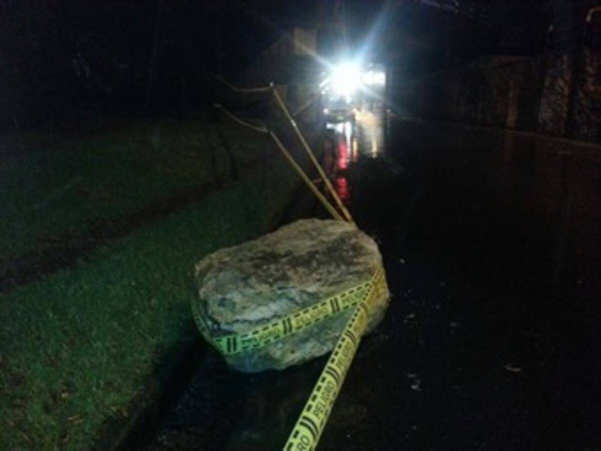Lluvias en Bogotá desprendieron una piedra que cayó a la avenida circunvalar