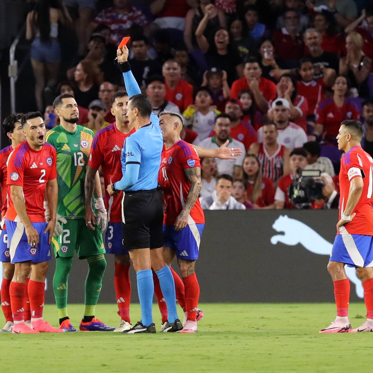 Arturo Vidal estalló contra Wilmar Roldán: “Otra vez robando, siempre lo mismo”