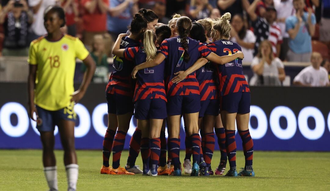 Las jugadoras norteamericanas festejan el segundo gol frente a Colombia.