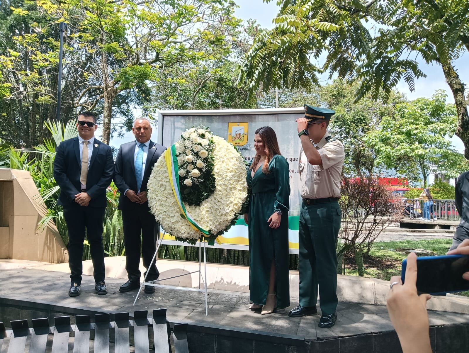 Ofrenda floral en el parque de Los Fundadores de Armenia. Foto Adrián Trejos
