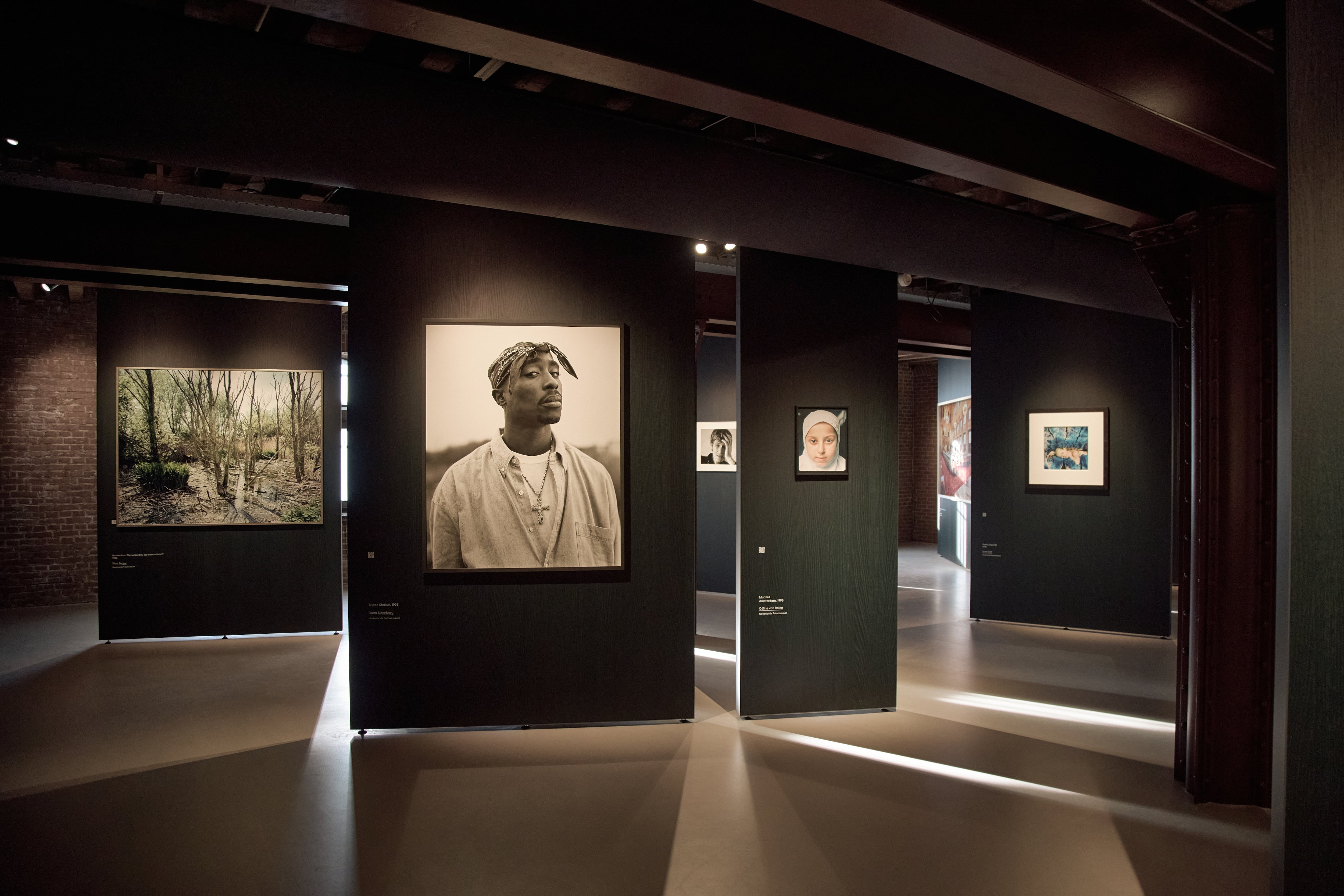Museo de Fotografía de Países Bajos presentando una imagen de Tupac Shakur de Dana Lixenberg.
(Foto:   Pierre Crom/Getty Images)