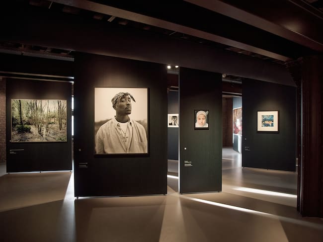 Museo de Fotografía de Países Bajos presentando una imagen de Tupac Shakur de Dana Lixenberg.
(Foto: Pierre Crom/Getty Images)