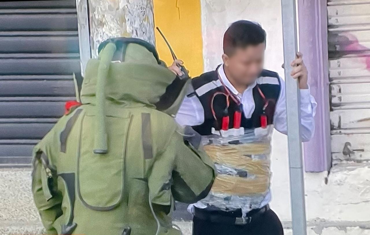 Operativo de la policía ecuatoriana para determinar si los objetos pegados al cuerpo de un hombre en el norte de Guayaquil son explosivos. 
(Foto: Cortesía Policía Nacional de Ecuador)