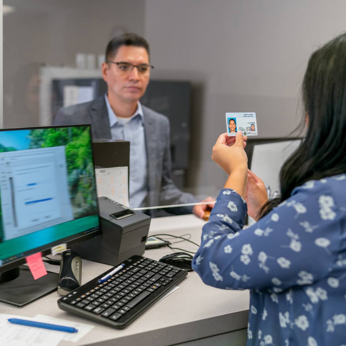 Títulos que exigen tarjeta profesional en Colombia: ¿Qué pasa si ejerce y no la tiene?