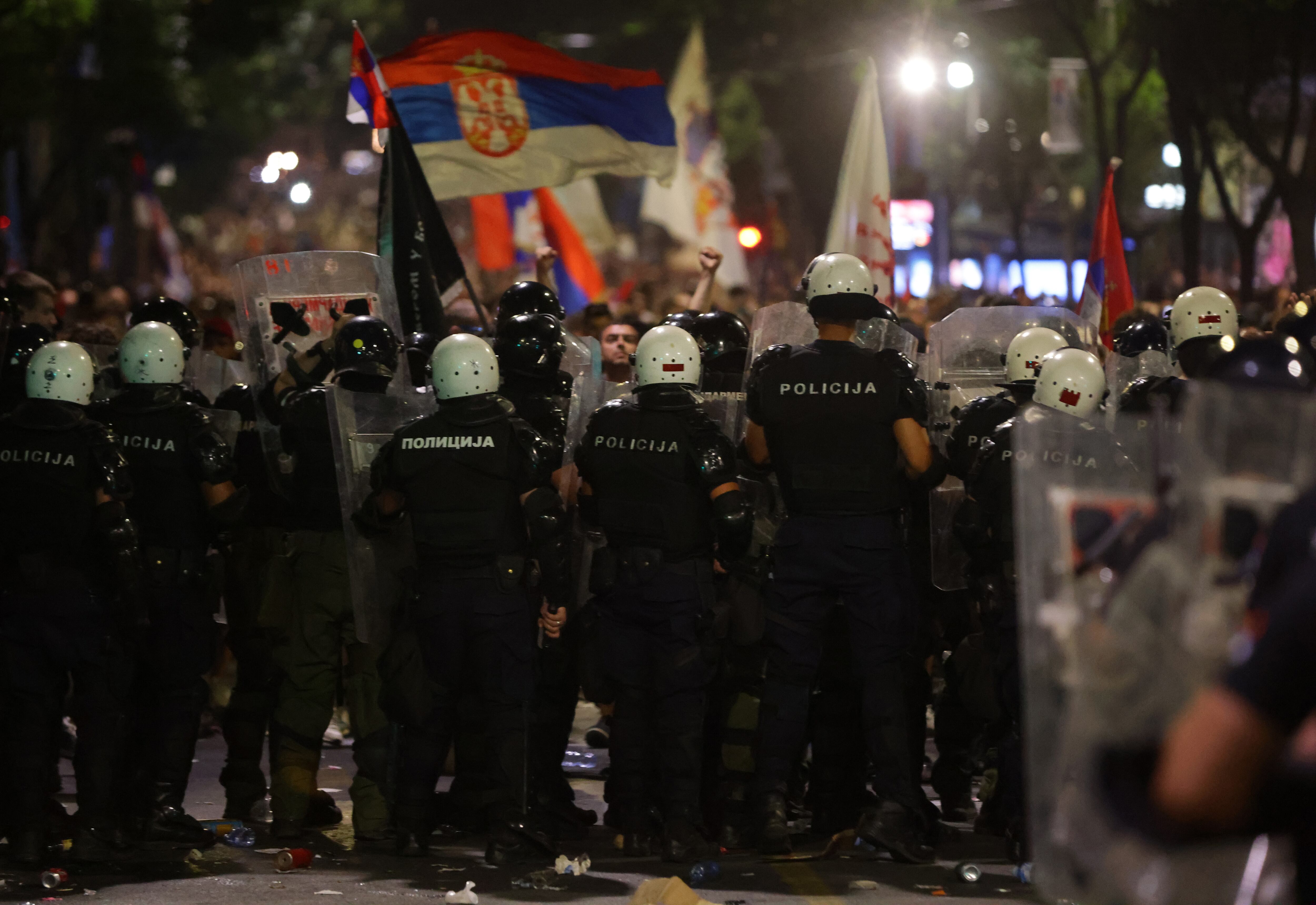 BELGRADE (Serbia), 29/06/2025.- Protestors faces off with riot police officers after a student-led rally in Belgrade, Serbia, 28 June 2025. University students are demanding accountability and calling on early elections after sixteen people died when the canopy of the newly renovated Novi Sad Railway Station collapsed on 01 November 2024. The station, which had been reopened on 5 July 2024 following renovations, was undergoing additional work shortly before the incident. (Elecciones, Protestas, Belgrado) EFE/EPA/ANDREJ CUKIC