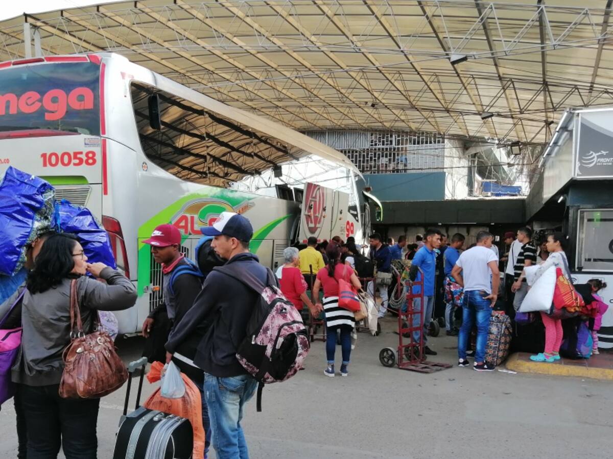 Comerciantes preocupados por aglomeración de migrantes en el “terminalito”