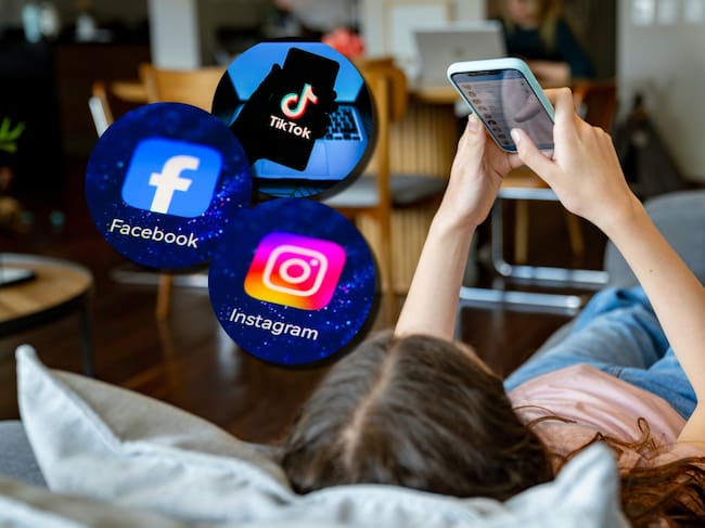 Logos de Facebook, TikTok e Instagram, imagen de referencia de niña usando redes sociales. Fotos: (Photo by Beata Zawrzel/NurPhoto via Getty Images) / Getty Images