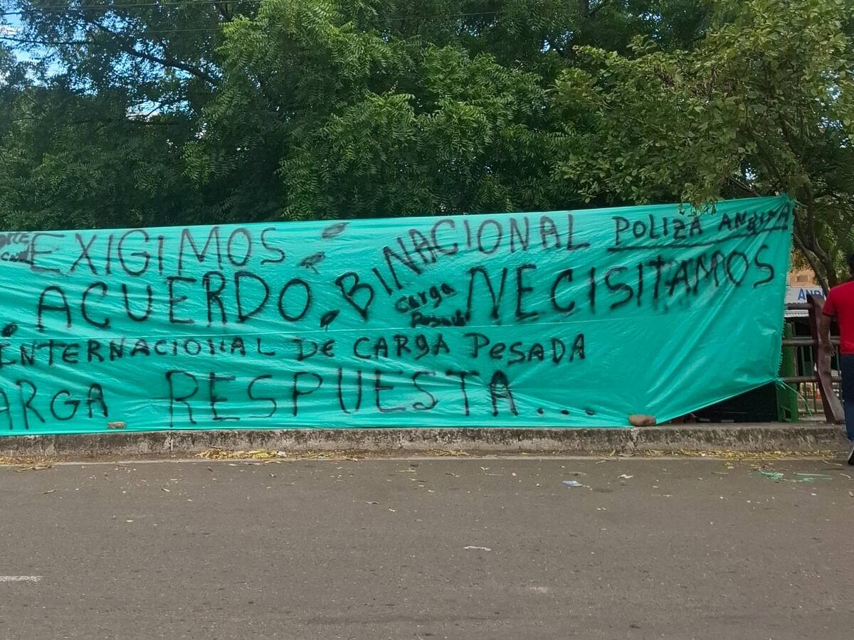 Transportadores internacionales bloqueados por falta de póliza andina