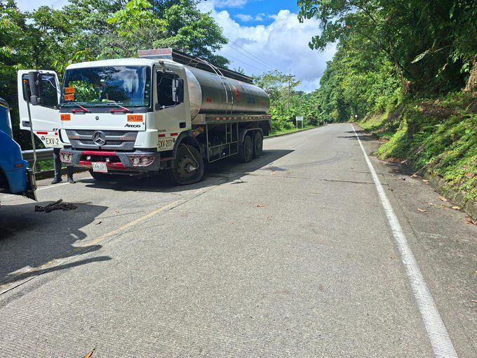 Vehículo con explosivos en las vías de Chocó. Cortesía: Ejército Nacional