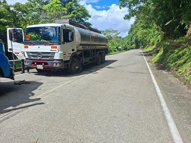 Vehículo con explosivos en las vías de Chocó. Cortesía: Ejército Nacional