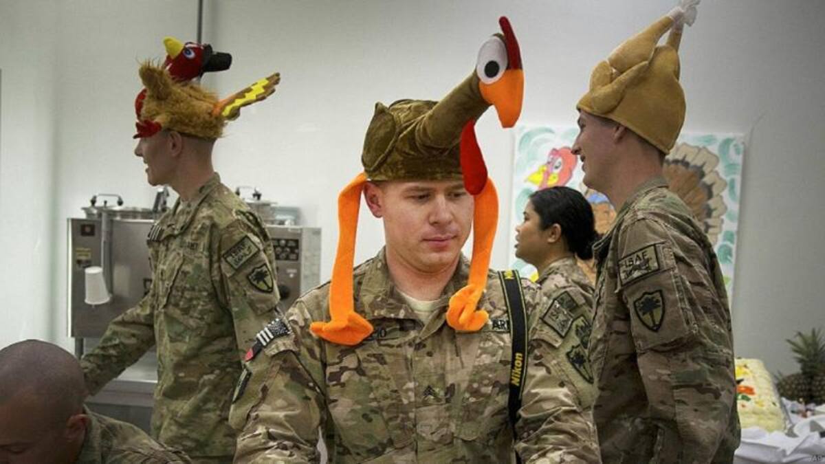 La cena –con pavo, pastel de manzanas, puré de batatas y pan de maíz- es uno de los momentos claves de la celebración. En las bases militares estadounidenses, los soldados reciben una cena especial para pasar el momento lejos de sus familias. La festividad, nacida oficialmente en 1863 bajo decreto del presidente Abraham Lincoln, también representa la unidad nacional.
