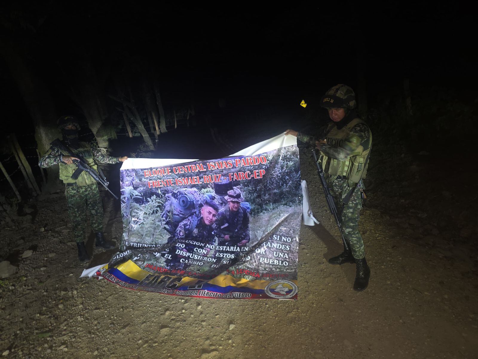 Operativo del Ejército en zona urbana de Íquira incluyó el desmonte de una valla alusiva a disidencias, disparos se produjeron tras detectar un dron en el área.