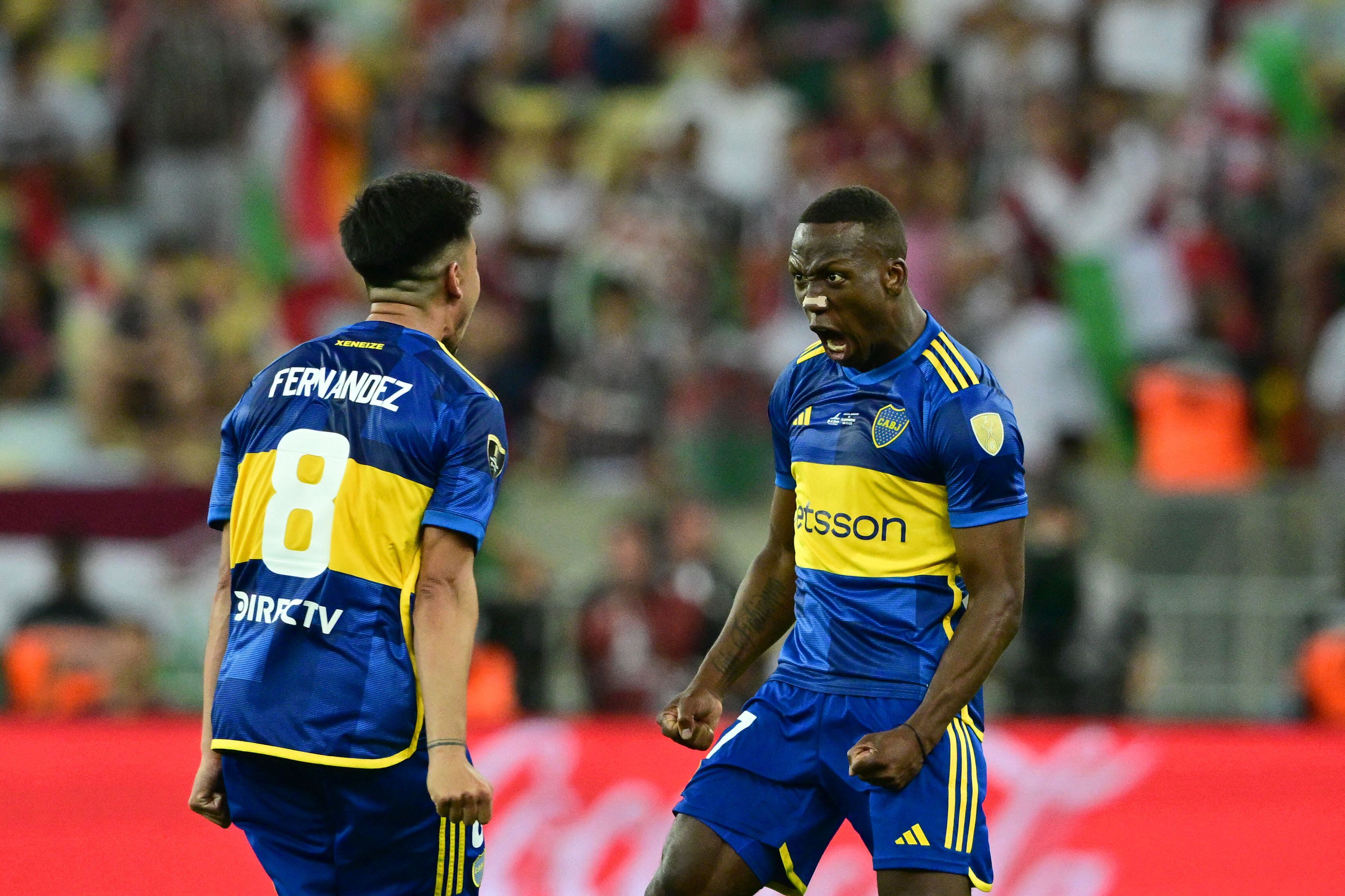 Luis Advíncula festeja su gol en la final de la Copa Libertadores. (Photo by PABLO PORCIUNCULA/AFP via Getty Images)