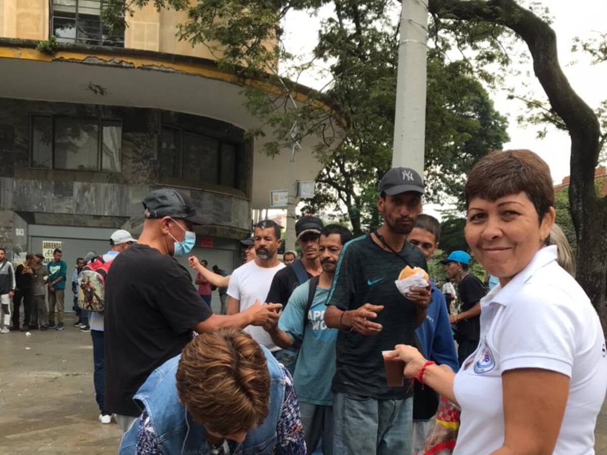 Voluntarios reparten desayunos los domingos en el Bronx de Medellín