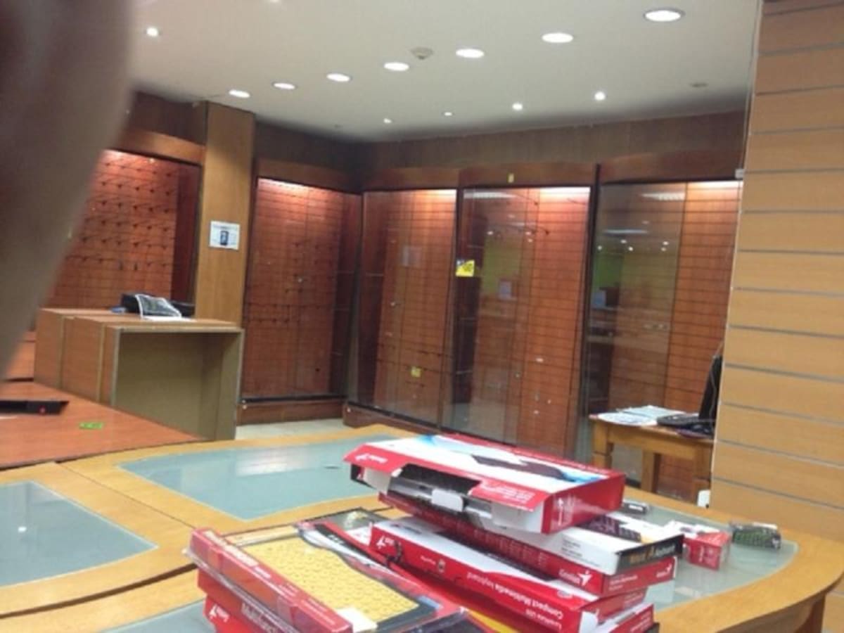 Llega diciembre y en los estantes de los almacenes en Caracas y otras ciudades se ven pocas mercancías, por causa de las medidas del gobierno que tiene en aprietos a los comerciantes, según afirman los empresarios y sectores de la oposición. Estantes vacíos.