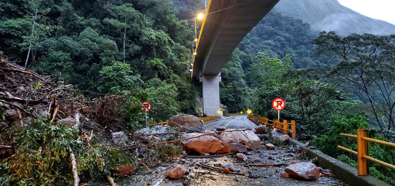 Caída de piedras y material en el k56+900 y en el k69+900 Susumuco. Foto: redes sociales Coviandina S.A.S.