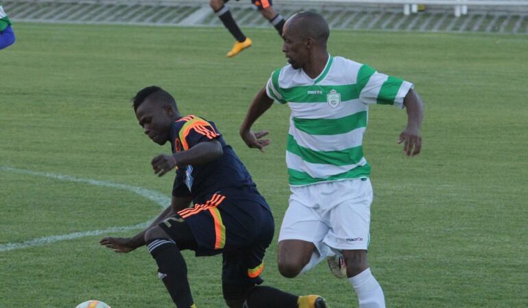 Deiner Quiñonez (Izq)