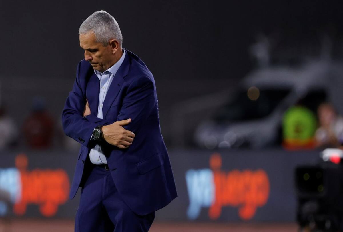 Reinaldo Rueda se lamenta desde el banco de suplentes.