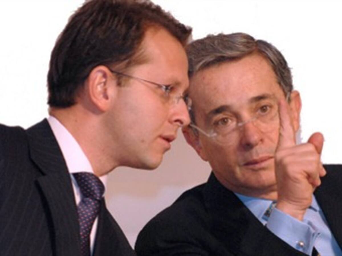 Uribe reconoce errores en manejo de escándalo de AIS