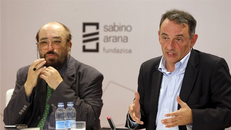 A la derecha, el asesor jurídico de las Farc en las negociaciones con el Gobierno colombiano, el español Enrique Santiago. Foto: Agencia EFE