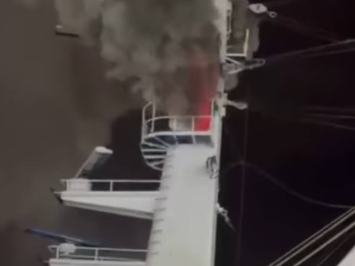 Incendio de barco atunero en zona industrial de Cartagena dejó millonarias pérdidas