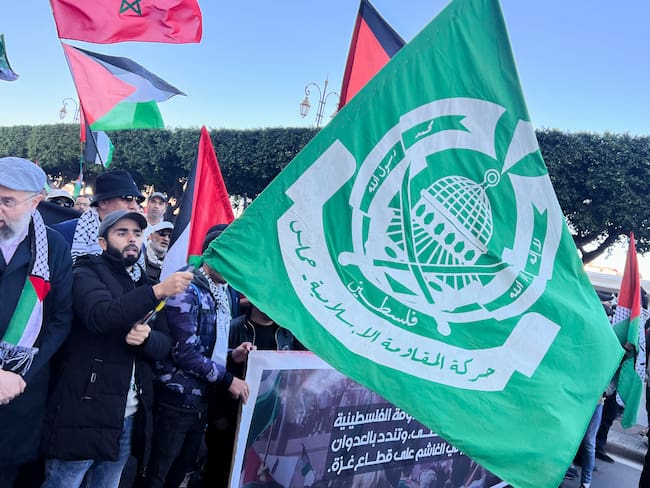 RABAT (MARRUECOS), 10/12/2023.- Manifestantes enarbolan banderas de la Autoridad Nacional Palestina y del movimiento islamista Hamás (verde) durante una manifestación en solidaridad con Gaza en Rabat, Marruecos. Rabat. EFE/ Mohamed Siali