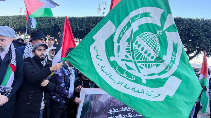 RABAT (MARRUECOS), 10/12/2023.- Manifestantes enarbolan banderas de la Autoridad Nacional Palestina y del movimiento islamista Hamás (verde) durante una manifestación en solidaridad con Gaza este domingo en Rabat, Marruecos. Cientos de personas participaron en este acto para pedir el cese de la guerra en la franja palestina de Gaza y exigir el cierre de la legación diplomática israelí en Rabat. EFE/ Mohamed Siali