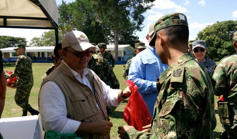 Ministro de Defensa Luis Carlos Villegas entregando regalos a los soldados