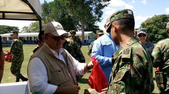 Ministro de Defensa Luis Carlos Villegas entregando regalos a los soldados