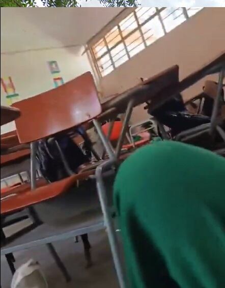 Estudiantes buscan refugio por enfrentamientos en El Carmen / Foto: Fragmento de vídeo