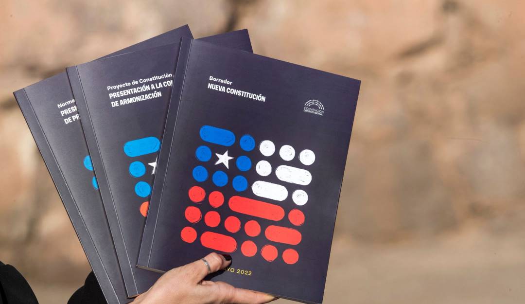 Borrador de la nueva Constitución para Chile.              Foto: Getty