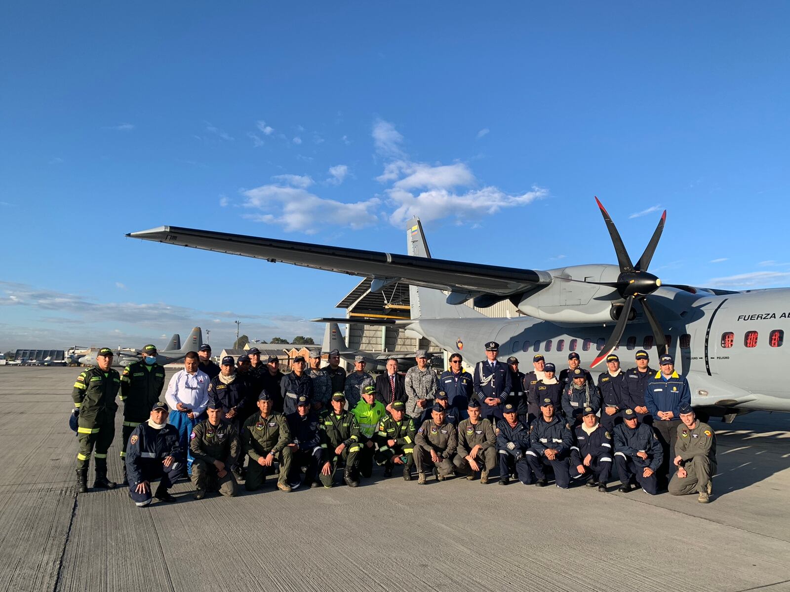 Bomberos de Cali viajan a Chile. Cortesía: Fuerza Aérea Colombiana.