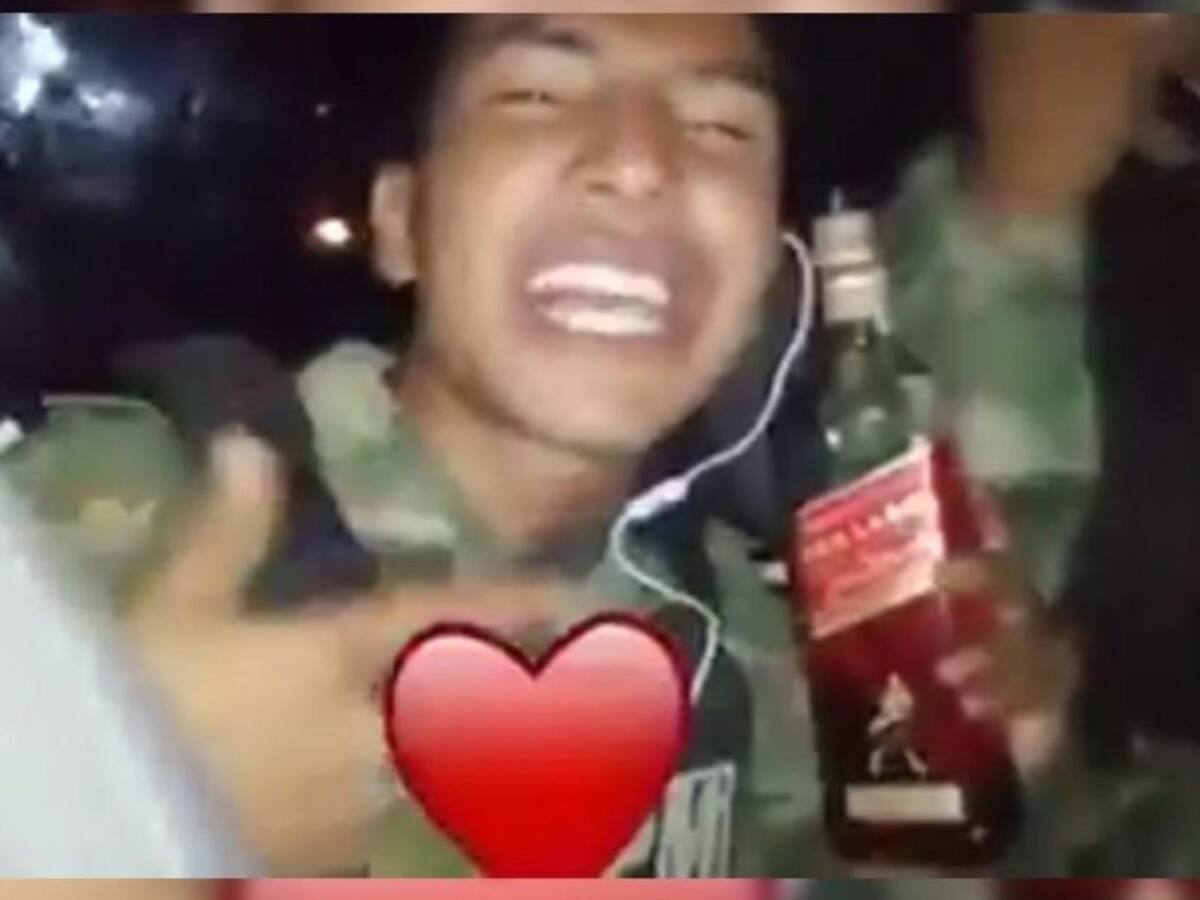 Sorprenden a militares en servicio con botella de licor