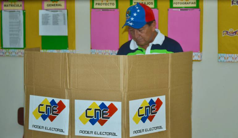 Gustavo Delgado ejerció su derecho al voto en la U.E Cecilio Acosta. 