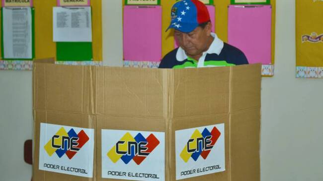 Gustavo Delgado ejerció su derecho al voto en la U.E Cecilio Acosta.